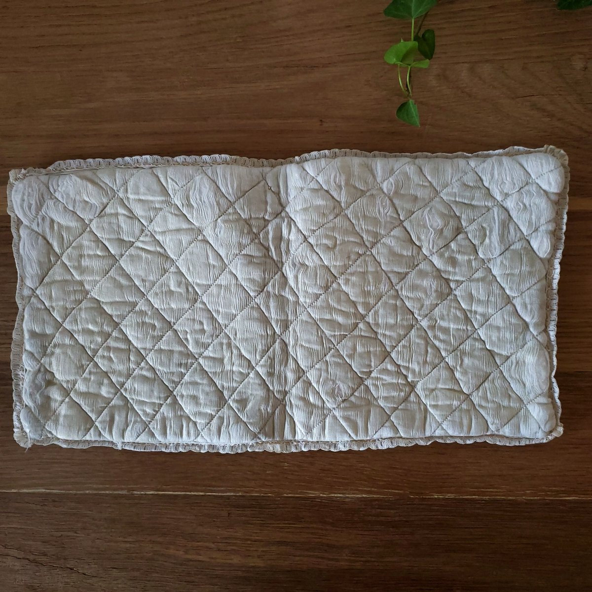 カットワーク刺繍にシルクリボンのハンキーケース | リボンときどきネコ