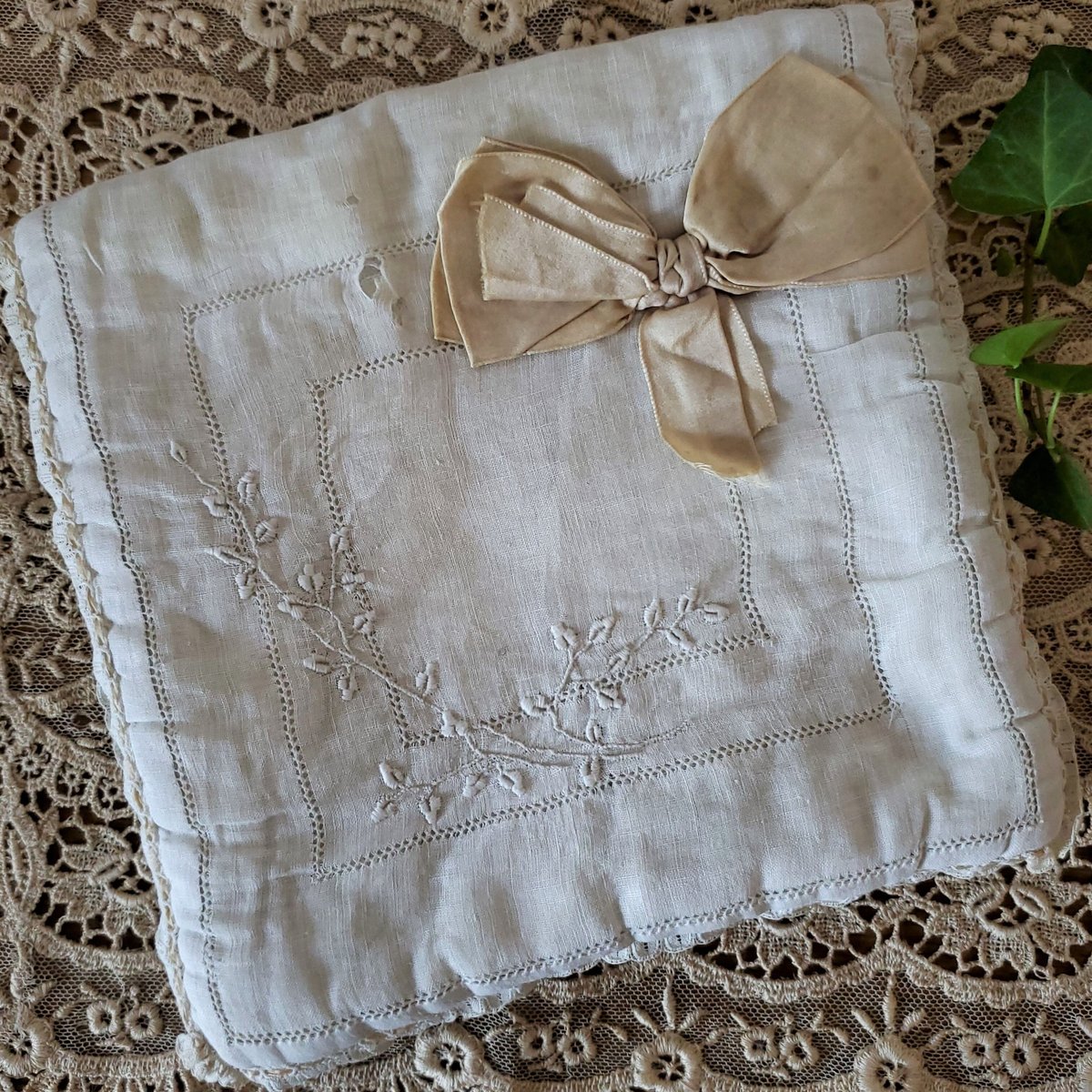 お値下げ　フランスアンティーク リボン シルク ハンキーケース 花柄 アンティークシルク製ローズ柄ハンキーケース＆サシェロコロリボン装飾