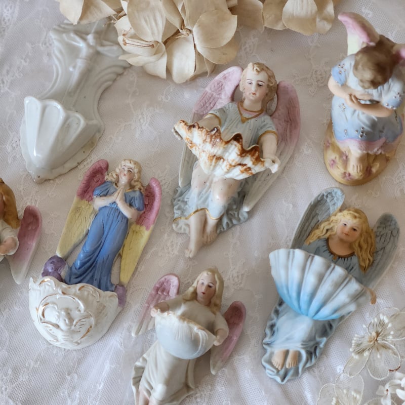 祈りを捧げる天使の聖水盤 | リボンときどきネコ