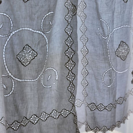 リネン刺繍のテーブルクロス