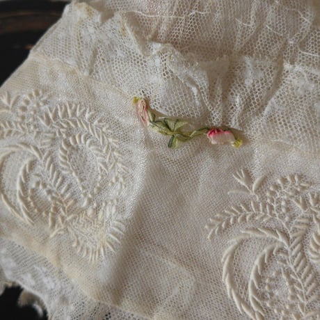美しい刺繍の子供用ボネ