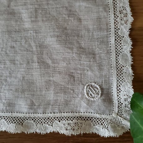 モノグラム刺繍入りシンプルハンカチ