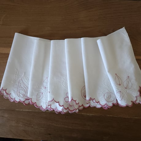 手刺繍のシェルフ飾り