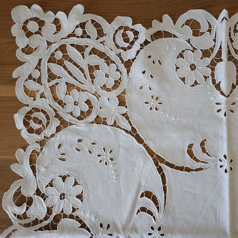 ランチョンマット&ナプキンセット　６枚セット　花の刺繍　カットワーク ランチョンマット&ナプキンセット 6枚セット 花の刺繍 カットワーク