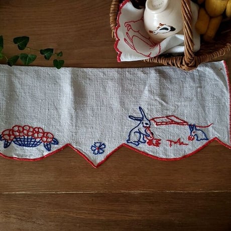 青と赤刺繍の棚飾り