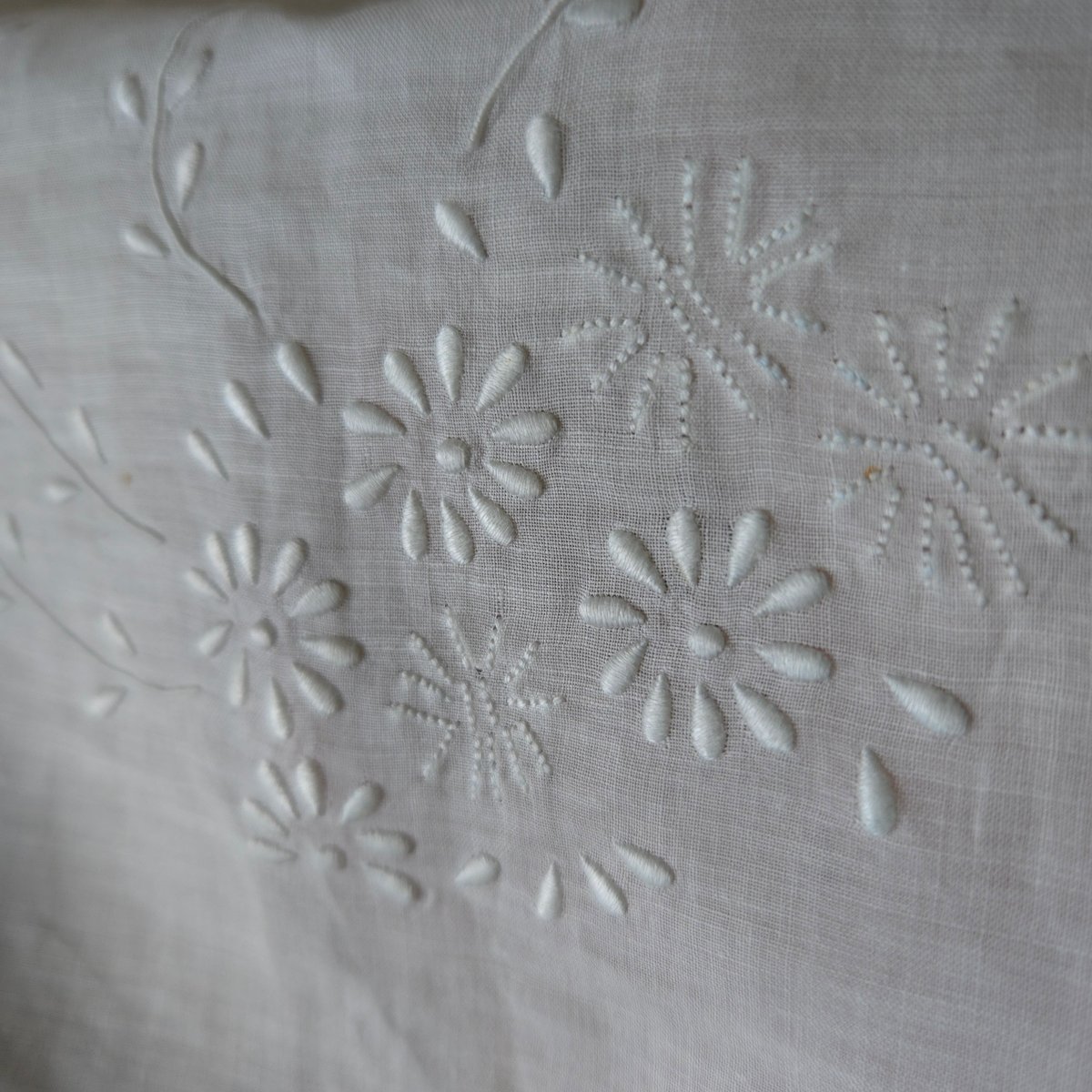 白糸手刺繍　リネン　オーバル　ドイリー テーブルセンター ドイリー 飾りの敷物 フランスリネン レース