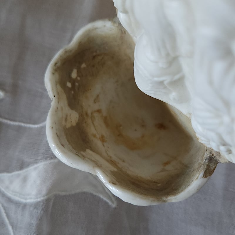 花とマリア様の聖水盤 | リボンときどきネコ