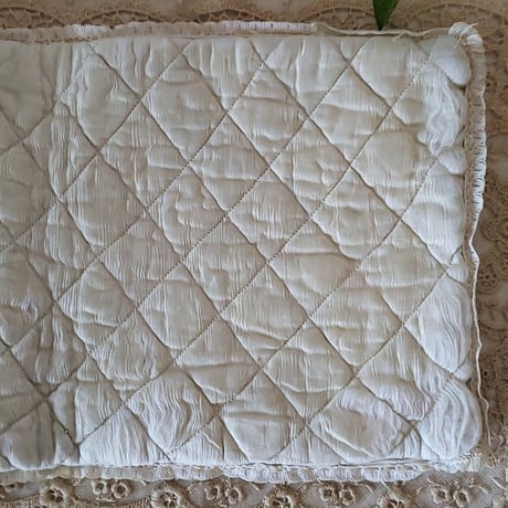 カットワーク刺繍にシルクリボンのハンキーケース
