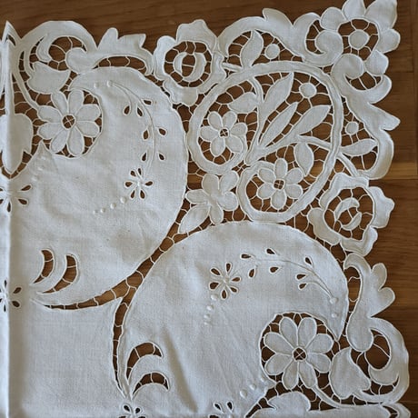 カットワーク刺繍の大判マット
