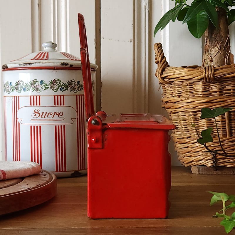 エトワール社 赤いアリュメット缶 | リボンときどきネコ