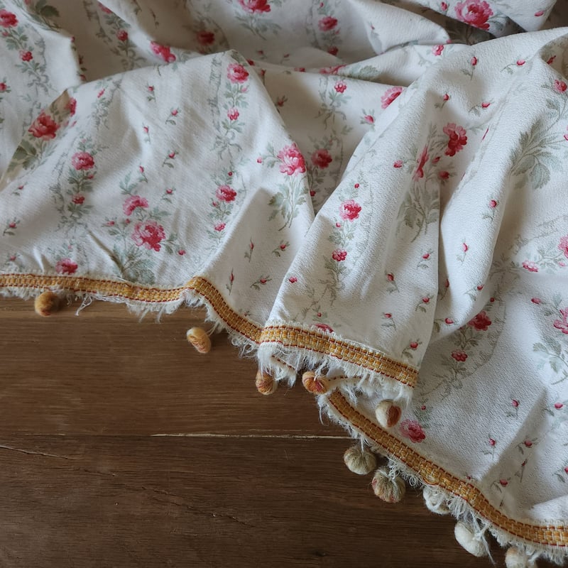 ローズ柄フレンチファブリックのカーテン | リボンときどきネコ