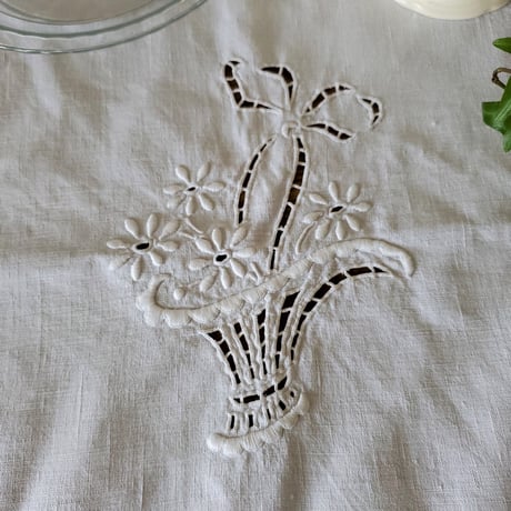 花かご手刺繍のクロス