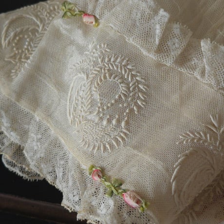 美しい刺繍の子供用ボネ