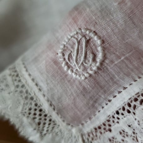 モノグラム刺繍入りシンプルハンカチ