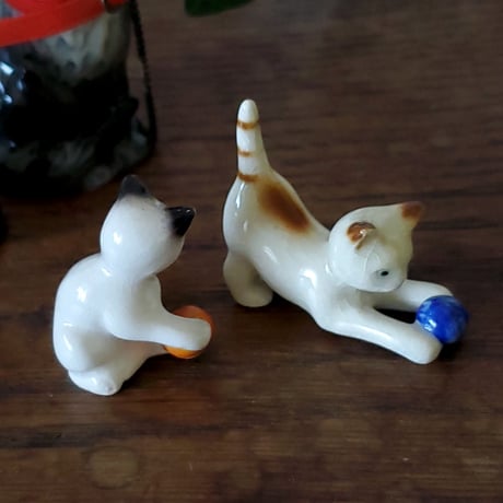 ボールで遊ぶ猫のフィギュリン/ゲーベル社