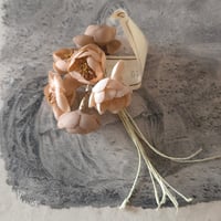 タグ付きベージュの布花