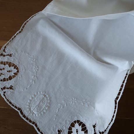 カットワーク刺繍のパジャマ入れ