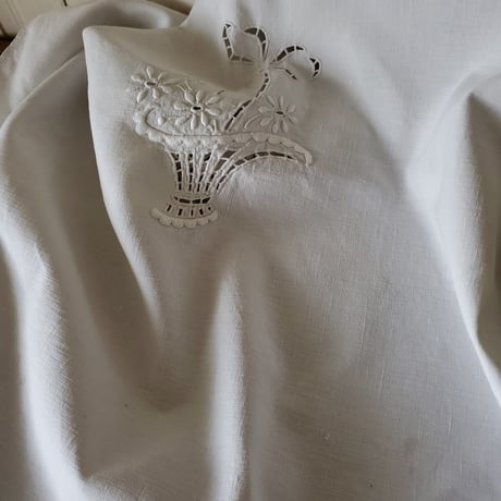 花かご手刺繍のクロス