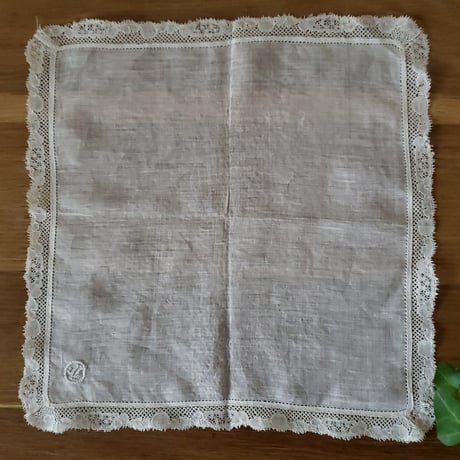 モノグラム刺繍入りシンプルハンカチ