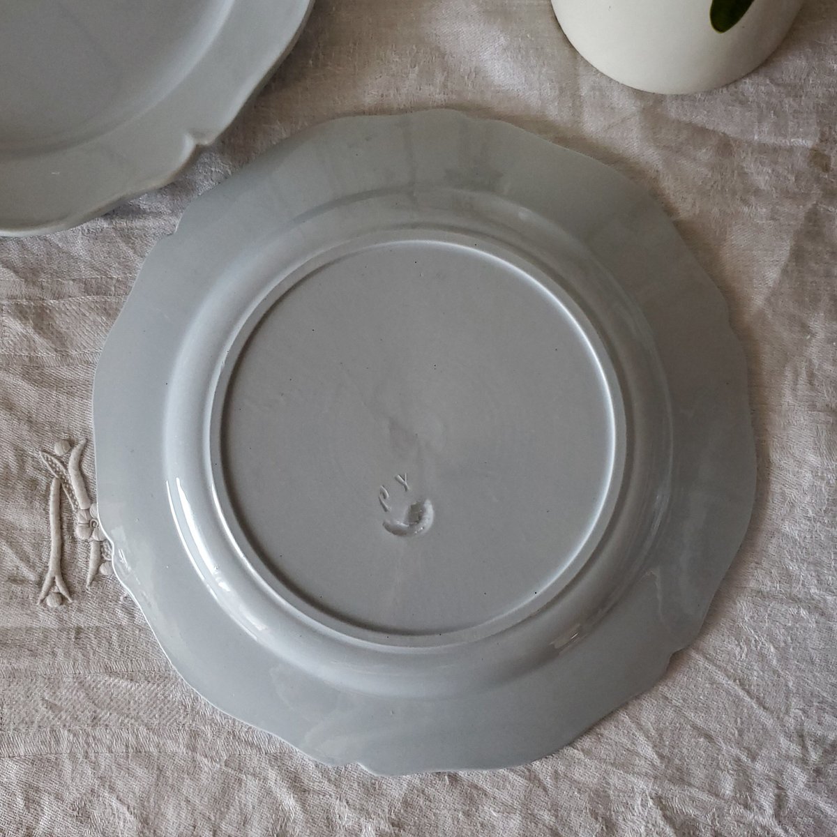 Montereauブルーグレーの花リムプレート | リボンときどきネコ