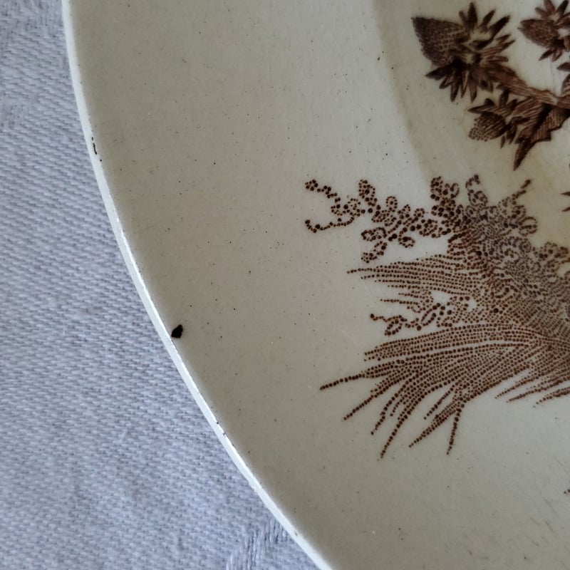 クレイユモントロー“Chardonneret”のデザートプレート | リボン