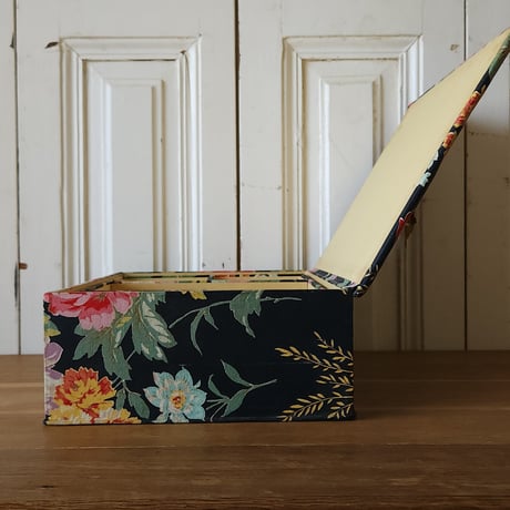 黒の花柄カルトナージュのお裁縫箱