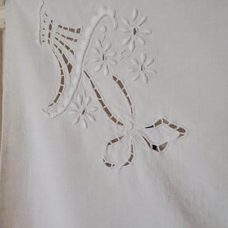 花かご手刺繍のクロス