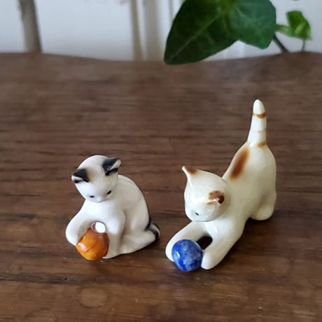 ボールで遊ぶ猫のフィギュリン/ゲーベル社