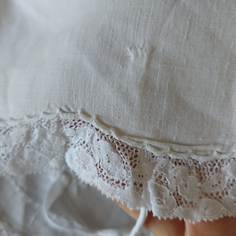 美品】フランスアンティーク BA花文字刺繍 スカラップ大判カバー[3071