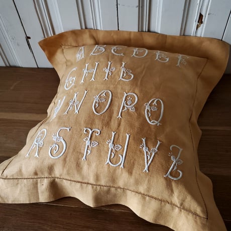 モノグラム刺繍の麻クッションカバー