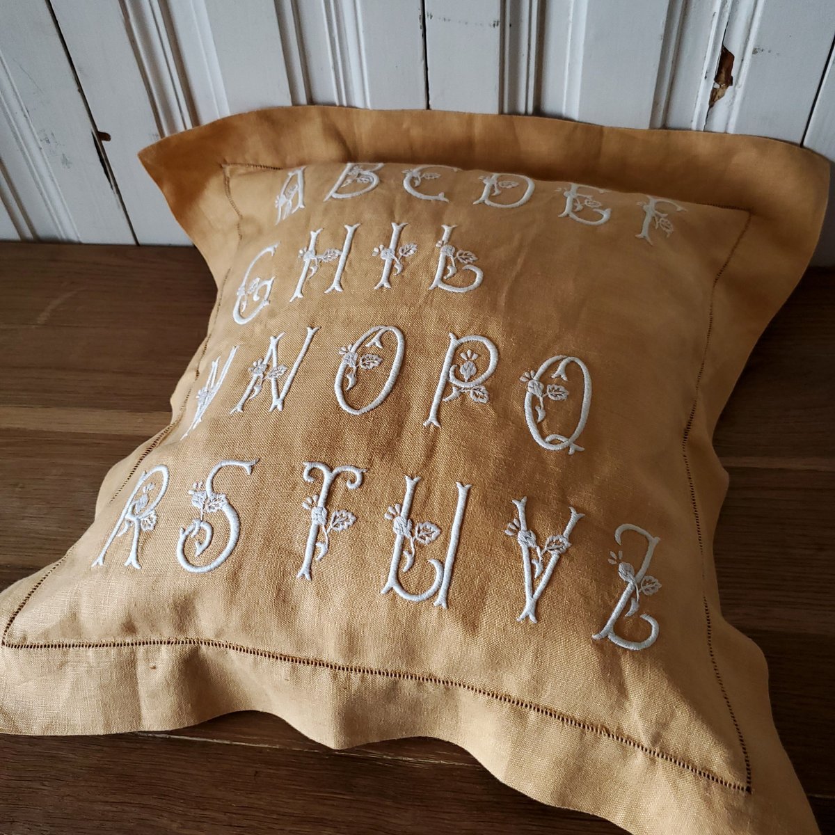 ハンドメイド♡モノグラム刺繍入りクッション2個セット❣️ アンティークリネン使用 fit=scale-down,w=1200