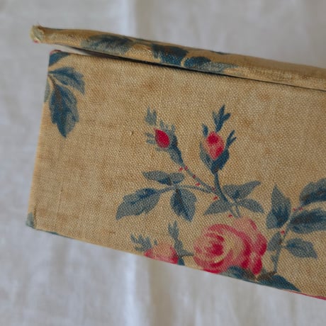薔薇柄のカルトナージュボックス