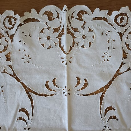 カットワーク刺繍の大判マット
