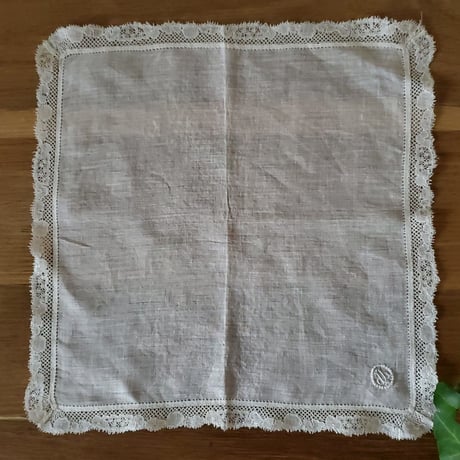 モノグラム刺繍入りシンプルハンカチ