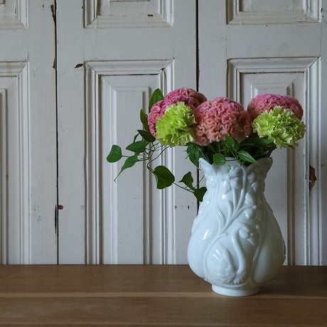 オパリングラス白鳥レリーフの花瓶