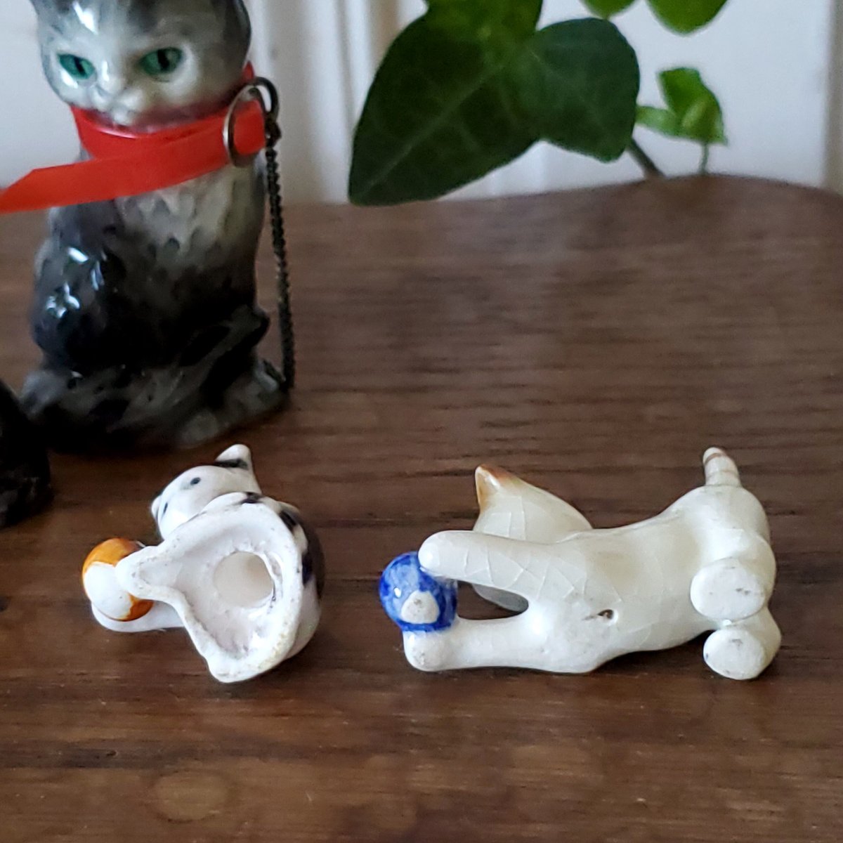 ボールで遊ぶ猫のフィギュリン/ゲーベル社 | リボンときどきネコ