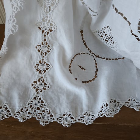 リネン刺繍のテーブルクロス
