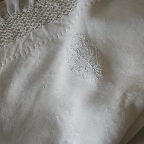 モノグラム&王冠刺繍のクッションカバー