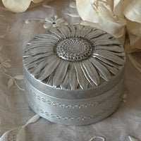 マーガレットのアルミパウダー缶