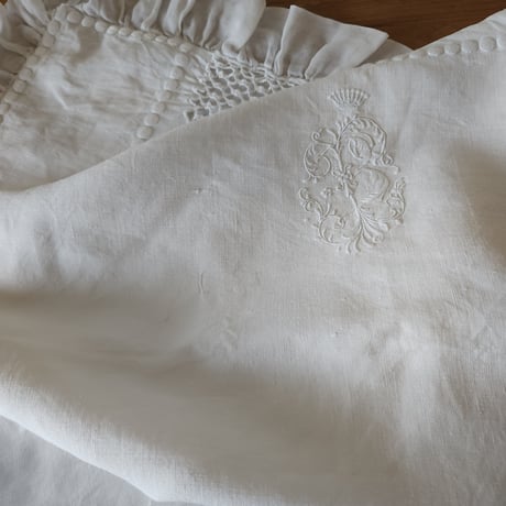 モノグラム&王冠刺繍のクッションカバー