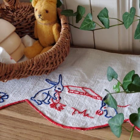 青と赤刺繍の棚飾り