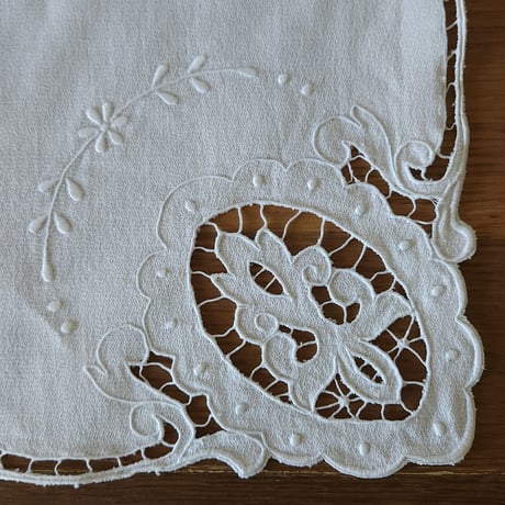 カットワーク刺繍のパジャマ入れ