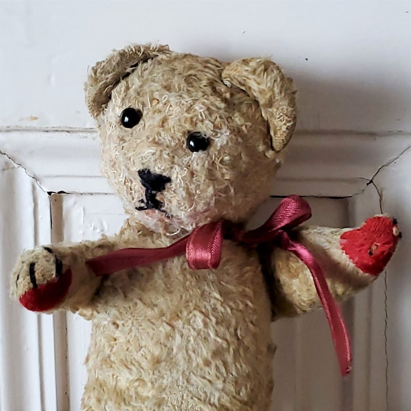 バットテイストのクマちゃん 赤パッドの幼児体型クマちゃん | リボンときどきネコ