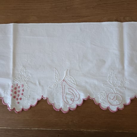 手刺繍のシェルフ飾り
