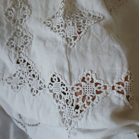 リネン刺繍のテーブルクロス