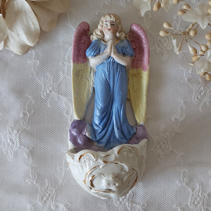 祈りを捧げる天使の聖水盤 | リボンときどきネコ