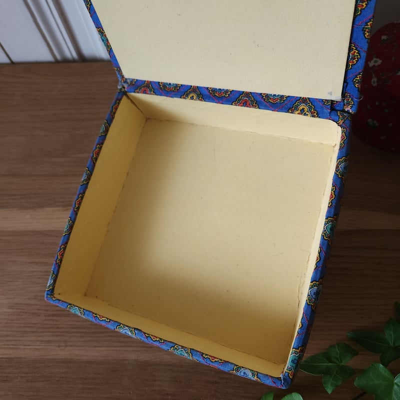 ヴィンテージ正方形のカルトナージュボックス | リボンときどきネコ