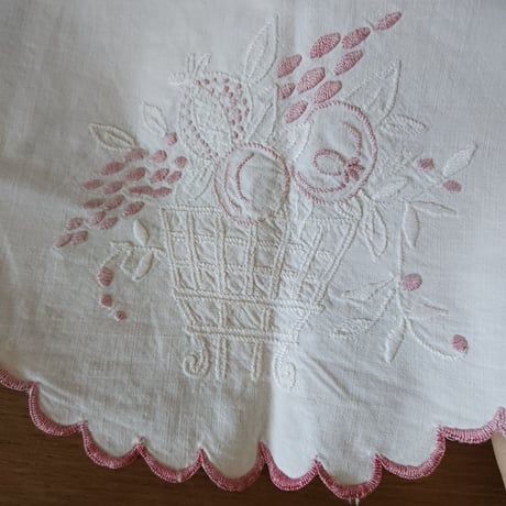 手刺繍のシェルフ飾り