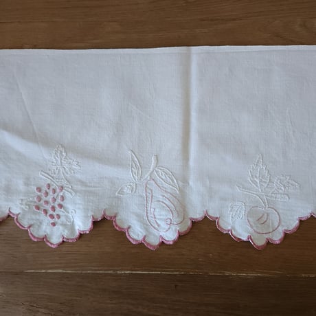 手刺繍のシェルフ飾り
