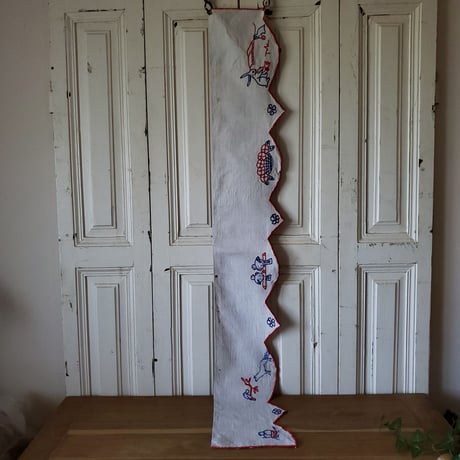 青と赤刺繍の棚飾り